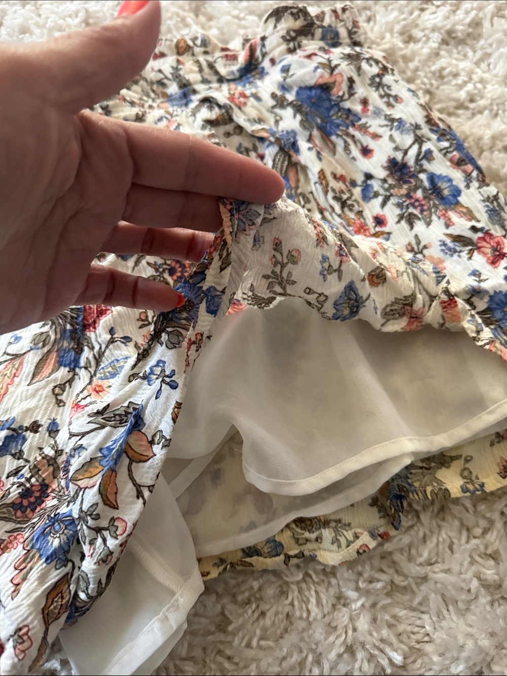 American Eagle Floral Cream Shorts - Picture 3 of 5